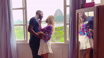 Preview 1 of Dr Tuder - Sex from Rio: Casal carioca transando na vista do P&atilde_o de A&ccedil_&uacute_car. Beijo,  sexo e BBC gozando na cara da trans loirinha - Marlon Costa e A Safadinha do Forr&oacute_