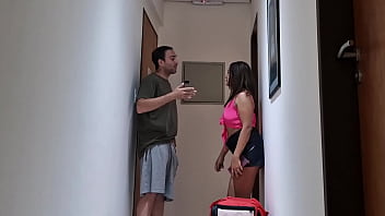 Preview 2 of Arbcie Beeg - Me follo al repartidor