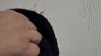 Preview 1 of Khloe Video Sex - Esposa no Gloryhole mamando sortudo at&eacute_ ganhar uma gozada na boca e engolir tudo,  v&iacute_deo completo no site