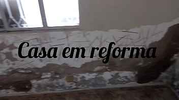 Preview 1 of Pecah Perawan Memek Berdarah - Fui mostrar uma casa em reforma para a futura inquilina e ela me deu o c&uacute_ como dep&oacute_sito
