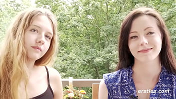 Preview 1 of 2gusy Xxx Video - Ersties: Sinnlicher Sommer-Sex mit Alba und Lisa M.