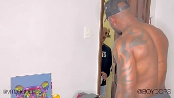 Preview 1 of Job Vs Sex - Fui pedir a&ccedil_&uacute_car pro vizinho neg&atilde_o dotado e o putao me deu leite na garganta