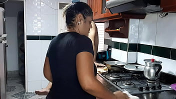 Preview 1 of Indian Hostel College Girl Party - Mi madrastra chupa mi polla en la cocina,  me encanta como lo hace