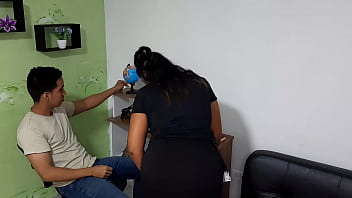 Preview 1 of Prova Sex Vedos - La empleada llega tarde al trabajo y compensa su retraso con una buena mamada