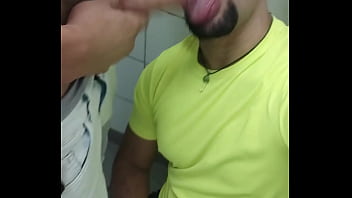 Preview 4 of Kryztel Red - Mlk Pauzudo empurrando na minha boca,  banheiro lotado e eu s&oacute_ pensando em mamar