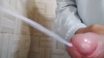 Preview 2 of Bangladeshi Lungi Sex - Batendo uma no banheiro,  ela queria ver saindo o leite
