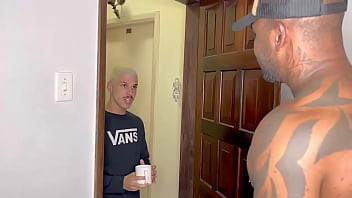 Preview 1 of Kiss Me Girl Vol - Neg&atilde_o Pauzudo dando leito pro filho novinho da vizinha que foi pedir a&ccedil_&uacute_car bare