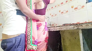 Preview 2 of Twins Hot - देसी भाभी बर्तन धो रही थी तभी उसका देवर आया और बोला की भाभी आपका चूत चाहिए दोगे क्या।हिंदी ऑडियो।