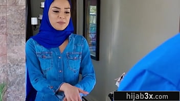 Preview 2 of Phim Heo 99 Viet Nam - Young Muslim Teen Fucks Two Moving Service Guys (Maya Bijou)