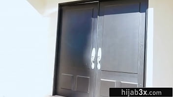 Preview 1 of Phim Heo 99 Viet Nam - Young Muslim Teen Fucks Two Moving Service Guys (Maya Bijou)