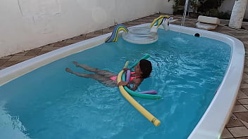 Preview 1 of Philippines Mother And Son - Fudendo o rabo da ninfeta dentro da piscina - Kel Aguiar