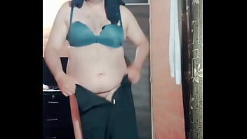 Preview 4 of Mom And Sun Sexy Videos Night - Crossdresser latina Liseth hace baile erotico,  enloquece,  se desnuda y eyacula