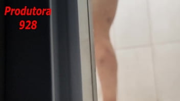 Preview 2 of Bengalur - Gravei a m&atilde_e do meu amigo tomando banho lavando a buceta e o cu ,  coroa gostosa demais