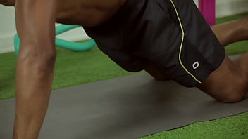 Preview 1 of Priyamvada Kant - EMME WHITE DANDO PRO PERSONAL TRAINER ENTRE OS EXERC&Iacute_CIOS DA ACADEMIA | FODA FIT - TEASER EXPL&Iacute_CITO | EMME WHITE E CAPOEIRA