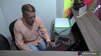 Preview 2 of Fingering Fucking - Minha esposa n&atilde_o acreditava o porqu&ecirc_ sobrinho-posti&ccedil_o era virgem