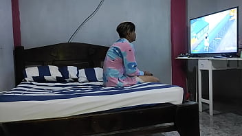 Preview 1 of Rachel Exploited College Girl - Mientras estoy Jugando en mi cuarto a fortnite mi Madrastra entra y yo estoy semi desnudo y comienza agarrame el pene luego lo pone en su boca para despues darle una buena cogida mientra mi padre no esta en casa
