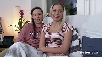 Preview 1 of Hongrie Interdite 10 - Ersties: Psychologiestudentin Ayana wei&szlig_,  wie sie Julia P. zum H&ouml_hepunkt leckt