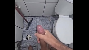 Preview 3 of Pee Beach Cabin Porn Hairy - TWINK H&Eacute_TERO GOZANDO NO BANHEIRO DA SCOLA