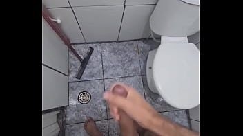 Preview 1 of Pee Beach Cabin Porn Hairy - TWINK H&Eacute_TERO GOZANDO NO BANHEIRO DA SCOLA