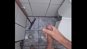 Preview 4 of Pee Beach Cabin Porn Hairy - TWINK H&Eacute_TERO GOZANDO NO BANHEIRO DA SCOLA