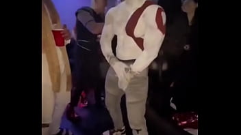 Preview 2 of Phim U40 Jav Hay - Kratos bailando con m&uacute_sica de Bad bunny de fondo