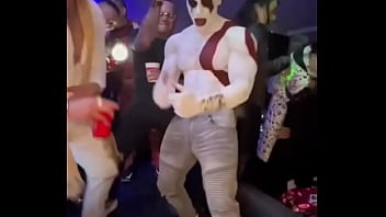 Preview 3 of Phim U40 Jav Hay - Kratos bailando con m&uacute_sica de Bad bunny de fondo