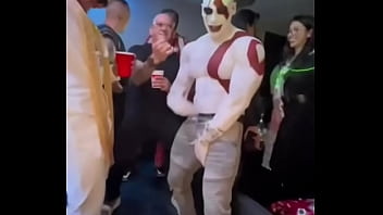Preview 4 of Phim U40 Jav Hay - Kratos bailando con m&uacute_sica de Bad bunny de fondo