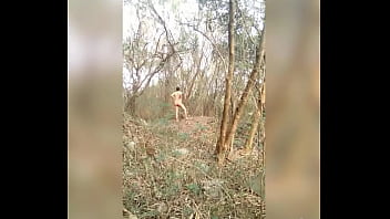 Preview 1 of Uganda Porn Videos - Explorando o mato pelad&atilde_o