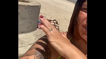 Preview 2 of Steps Moms Movie - Casada chamando aten&ccedil_&atilde_o na praia com Biqu&iacute_ni socado