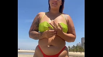 Preview 1 of Steps Moms Movie - Casada chamando aten&ccedil_&atilde_o na praia com Biqu&iacute_ni socado