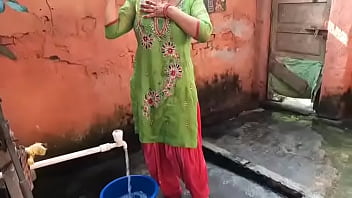 Preview 1 of Amature Sex N Iran - Desi village milf nangi aurat bathing outdoor