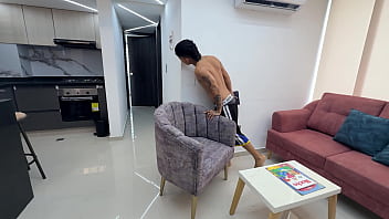 Preview 1 of Sikisen T Rbanli - Mi madrastra MILF se ducha con la puerta abierta solo como pretexto para seducirme y hacer que me la folle.
