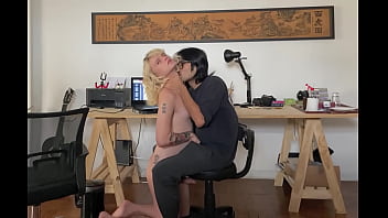 Preview 2 of Xxxporno De Petardas - Horny Girlfriend Invades Home Office and Get Fucked