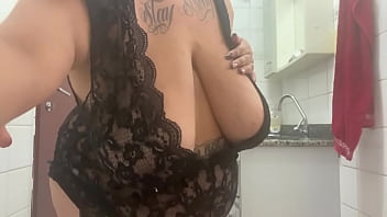Preview 1 of Leatest Defloration - Entrei no banheiro com todo mundo em casa e gozei no ch&atilde_o do banheiro com meu dildo enorme -Mary Jhuana