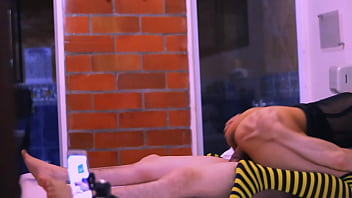 Preview 4 of Www Ethiopianxxx Com - La colegiala se acuesta con el entrenador y se lo folla en su habitaci&oacute_n mientras juegan videojuegos.