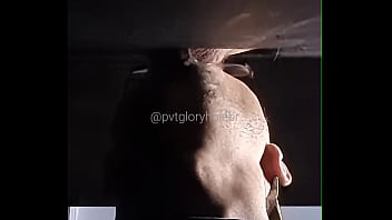 Preview 3 of Partieo - MESMO DEPOIS DO HETERO GOZAR CONTINUEI MAMANDO NO GLORYHOLE (COMPLETO NO RED)