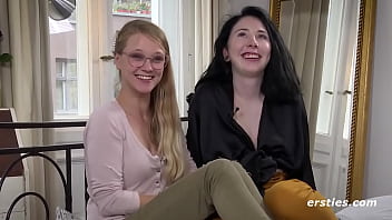 Preview 1 of India Xxxi Vid - Ersties: Holly bringt Joana mit Augenbinde und Spielzeug zum Orgasmus