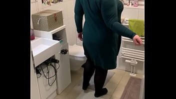 Preview 2 of Meta Bf - the green dress on the toilett