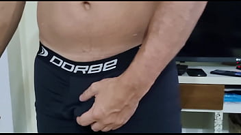 Preview 3 of Grils Massaging Sex - Marido de Aluguel enquanto o corno trabalha