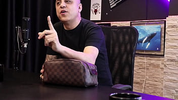 Preview 2 of Frot 2 - Ele estava mostrando seu Kit Dogging quando o Negro Top Del&iacute_cia coloca o pau grande na mesa - Freddy,  O Rei do Dogging