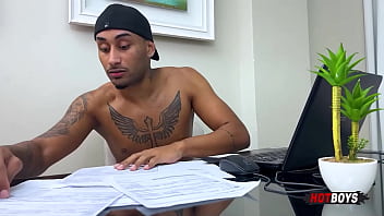 Preview 1 of Wwwwwsex Vido - Maromba tatuado fodendo o gostoso!