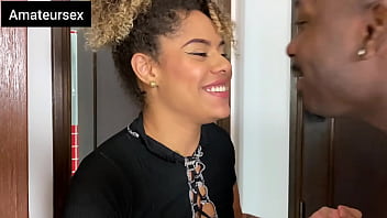 Preview 1 of Barat Mom Sex Di Dapur - Novinha safada tranza escondido do pai e da m&atilde_e dentro do banheiro com o negao dotado