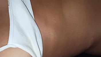 Preview 1 of Momxx - dei carona a filha de um amigo,  pedi para mostrar os seios e n&atilde_o acreditei quando ela abriu a blusa. Comi 2 vezes e gravei tudo. Que novinha gostosa