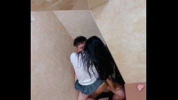 Preview 4 of Voyuer Piss - Estudiantes pillados follando duro en el ba&ntilde_o de la escuela y el se corre en su boca ( INCREIBLE VIDEO AMATEUR )