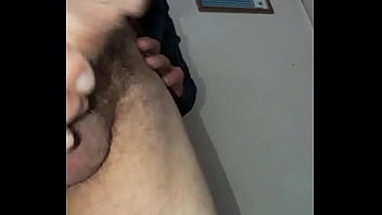 Preview 3 of College Xxx Vidio London - Oso pajero estruja el cabezon hasta correrse..