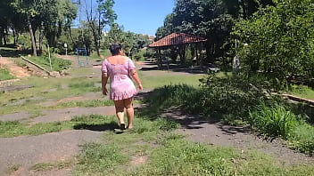 Preview 1 of Lindsey Love Threesome - MARY BUTTERFLY : estava com muito calor e meu marido corninho me levou para passear na pra&ccedil_a p&uacute_blica e aproveitei pra tomar um ar fresco e fazer Exibicionismo,  sou uma putinha casada e safada
