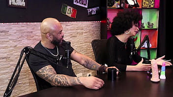 Preview 1 of Full Hd Xxx Bideo - Neg&atilde_o aparece de pau duro e as mulheres ficam excitadas,  mostrando os peitos  - Renata Lima e Leandro Soares