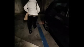 Preview 2 of Funny Sex Pranks - Incontro una milf in metropolitana la seguo fino al parcheggio e la scopo dietro la macchina in un posto pericoloso