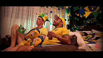Preview 1 of Sxxe Com - E o safado chamou o amigo alem&atilde_o para assistir a partida Brasil x Alemanha. Como ser&aacute_ que acabou esse bate bola?
