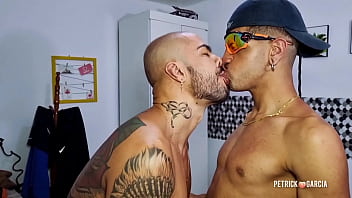 Preview 1 of Likul Sex Bf - Novinho dotado n&atilde_o perde tempo no rabo do passivo  Guto dotadao